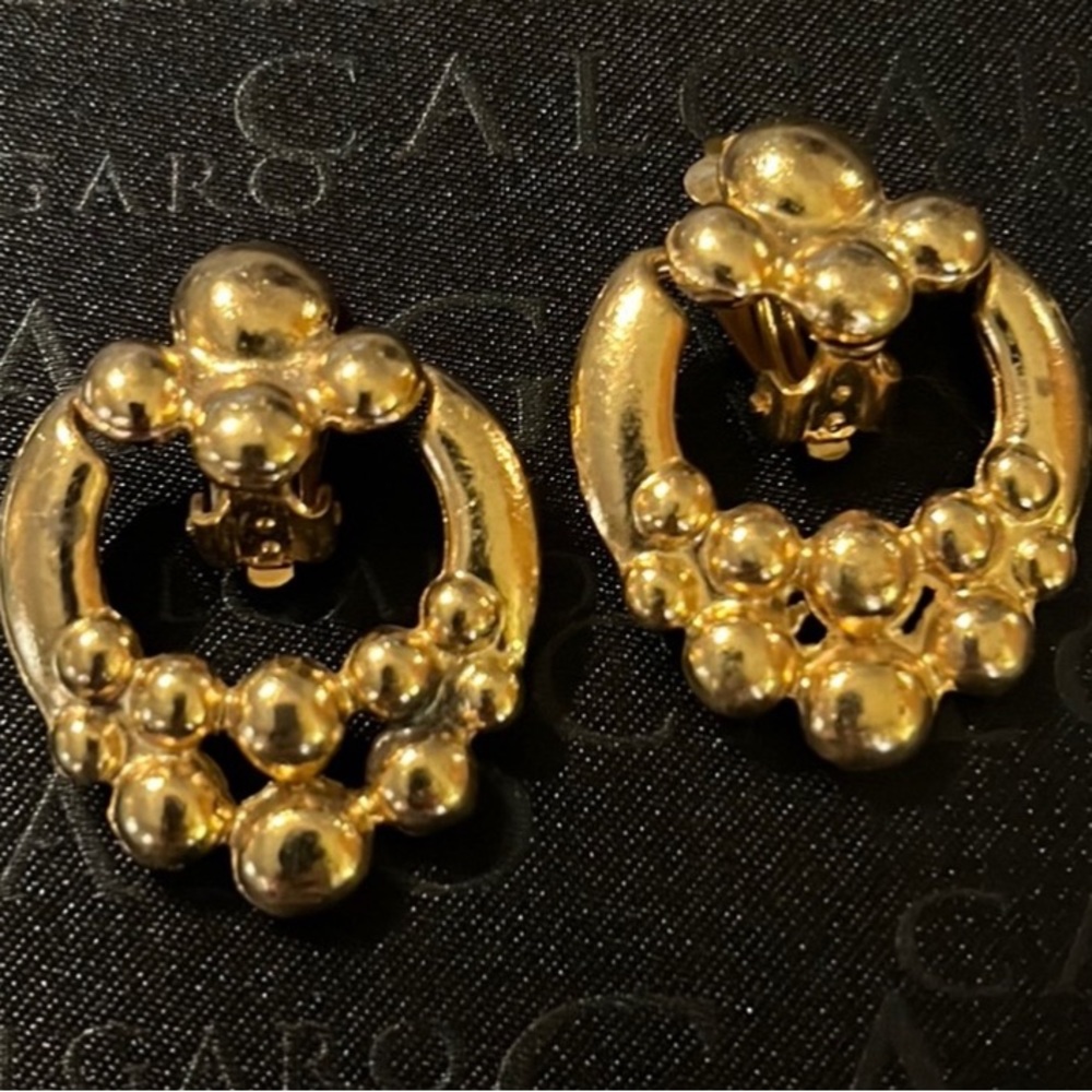 HOST PICK VINTAGE 80’S GOLD TEXTURED RUNWAY CLIP EARRINGS - Picture 2 of 5